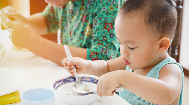 How to teach a baby deals to eat with a spoon