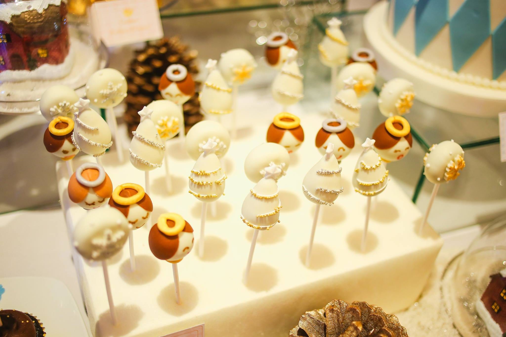 Winter Wonderland-themed cake pops