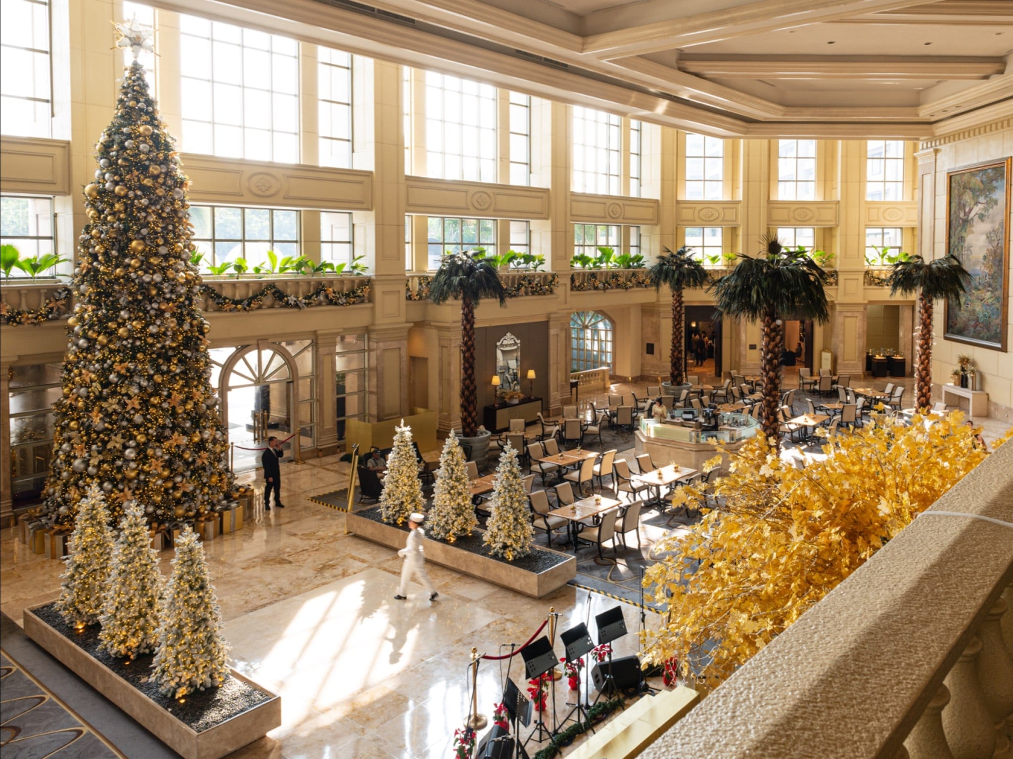 The Peninsula Manila lobby