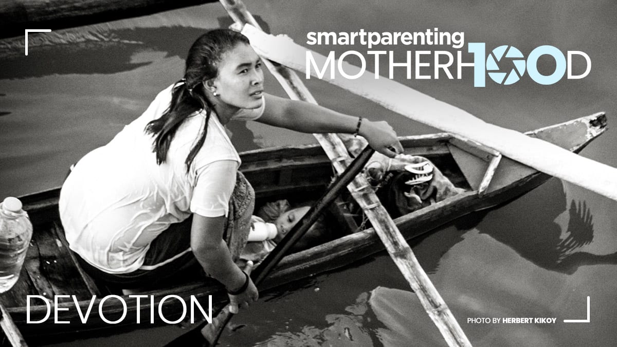 Smart Parenting Motherhood 100: Ordinary Moments, Extraordinary Devotion