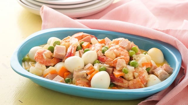 sipo egg in a blue bowl, with quail eggs, chicken, green peas, and shrimp