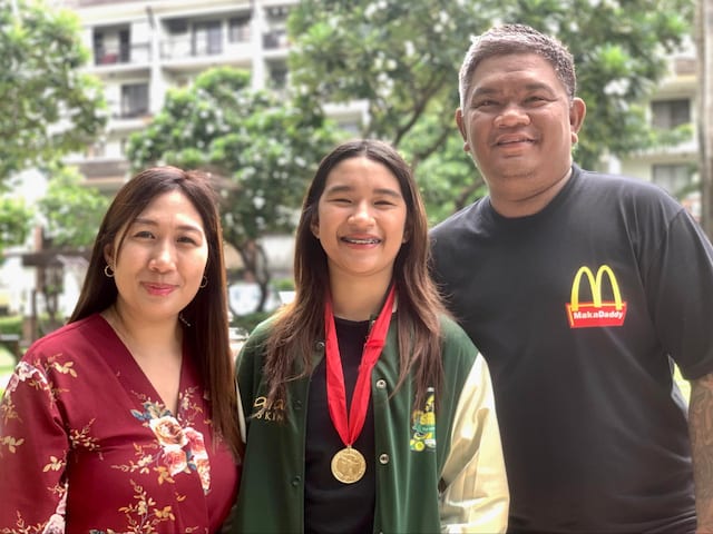 BRIANNA MENDOZA WITH HER PARENTS