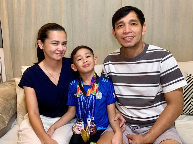 CALVIN ISAGUIRRE WITH HIS PARENTS