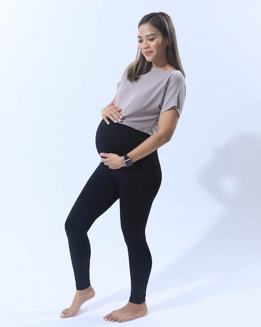 PREGNANT WOMAN WEARING CARRY-ON BABY MATERNITY LIFT AND SUPPORT LEGGINGS