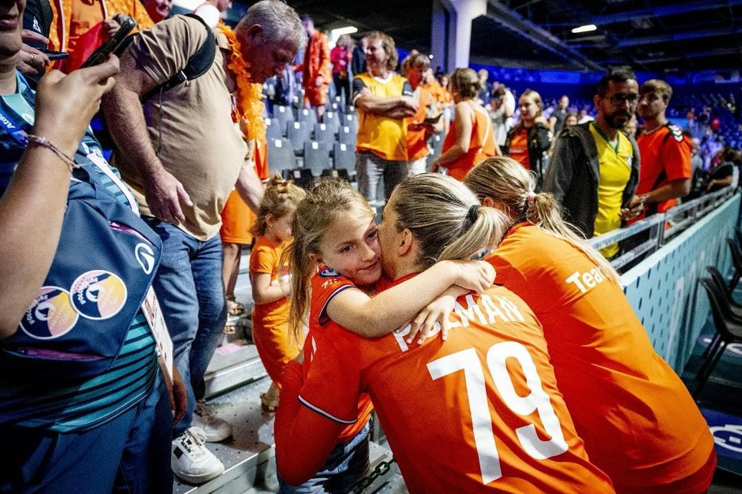 Athlete Estavana Polman embracing her daughter