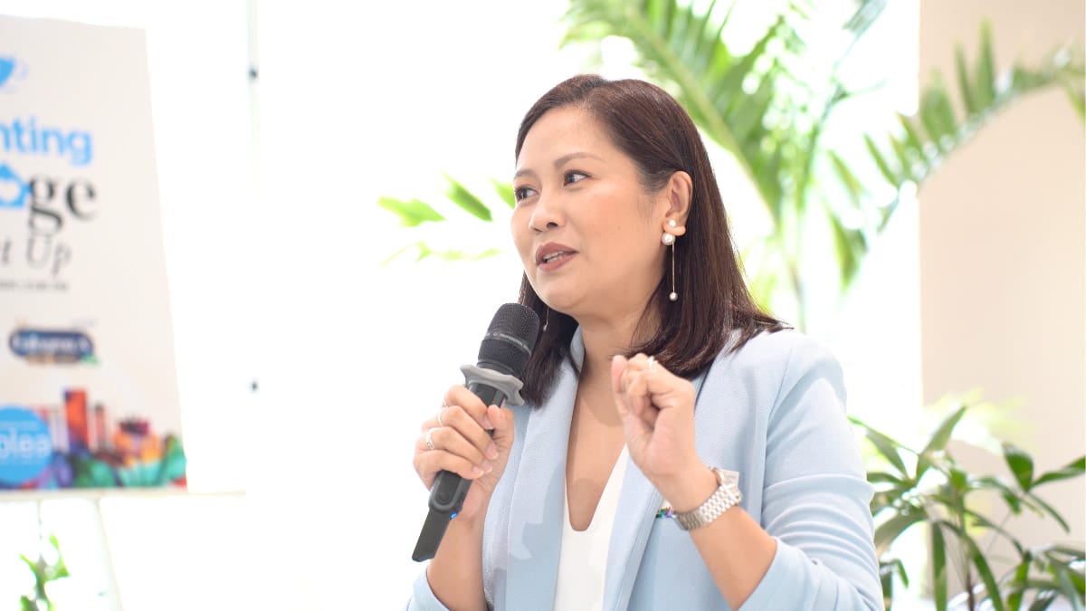 Woman speaks using mic.