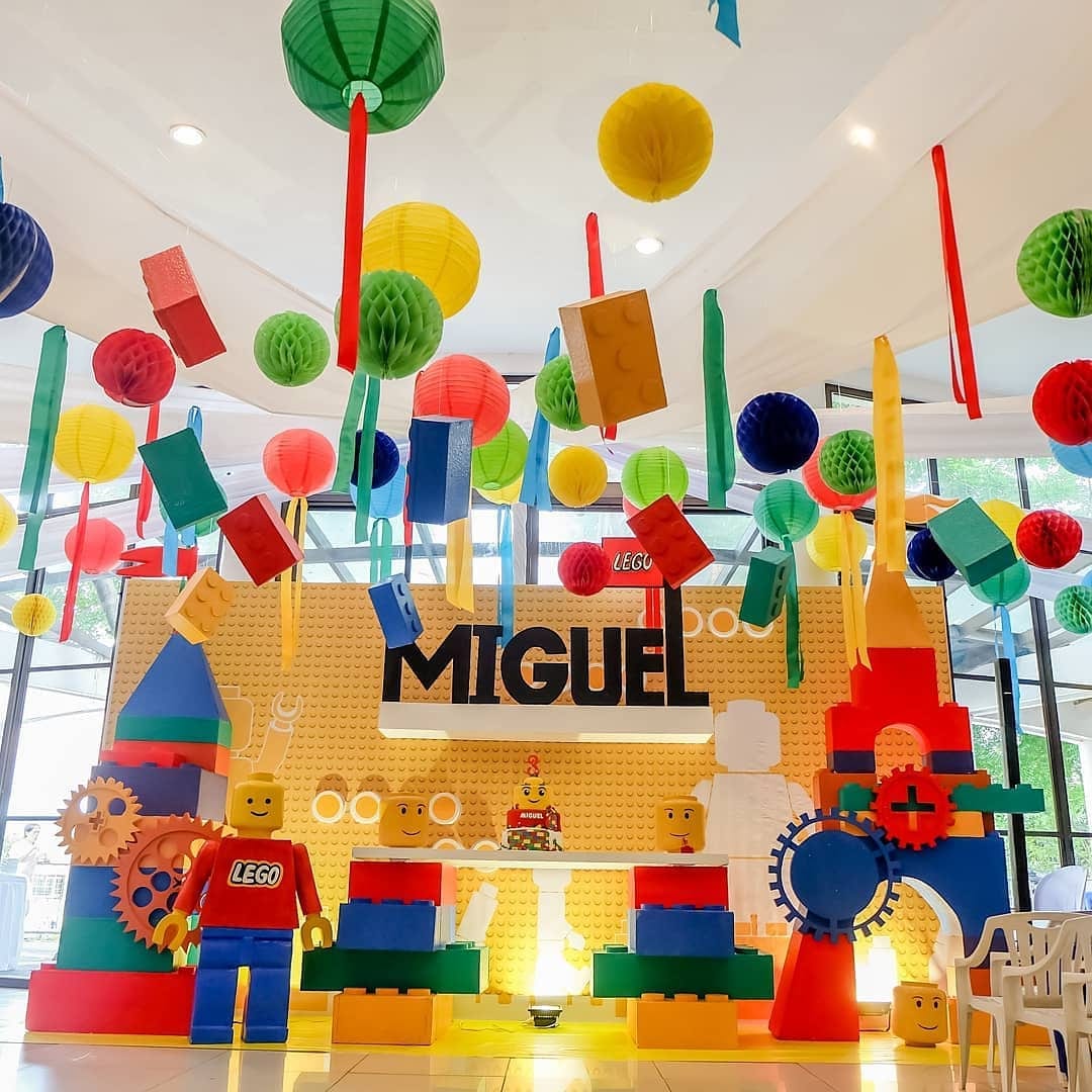 Lego-themed party