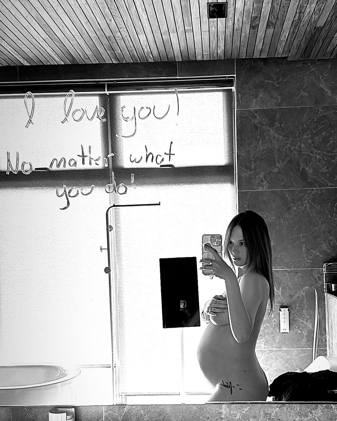 Ellen Adarna's mirror selfie during second pregnancy.