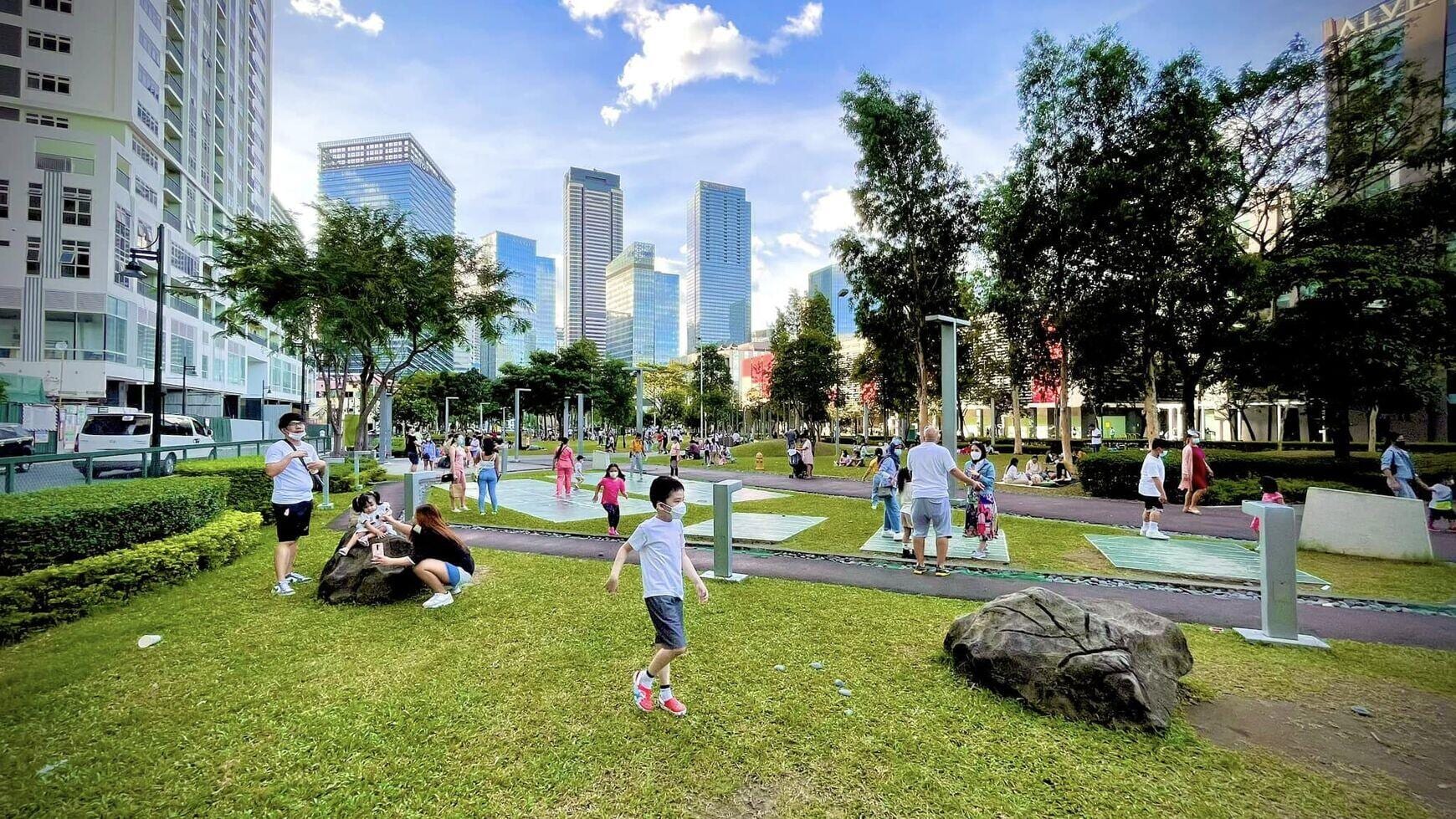Families hanging out in BGC.