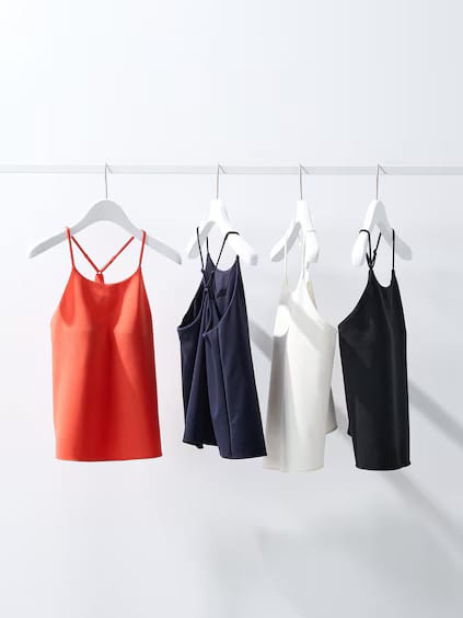 The UNIQLO Crepe Jersey Bra Camisole features a non-clingy, subtly flared design for a flattering fit, a stylish back detail, quick-drying technology, and a built-in bra for 360° support.