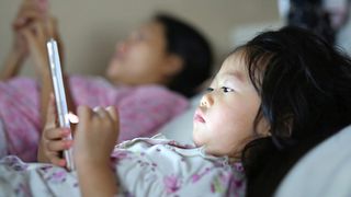5 Damaging Effects of Letting Your Child Use a Gadget for as Long as She Wants