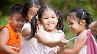 7 Early Signs That Show Your Child May Grow Up to Be an Extrovert