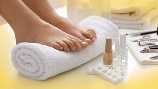 Home Spa Service: Saan Magandang Mag-Book Ng Mani-Pedi
