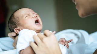 Payag Ka Bang Palawayan Si Baby Kontra Usog? Ito Ang Sabi Ng Mommies At Paliwanag Ng Pedia
