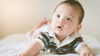 Nakagagapang Pabalik-Balik, Tumititig Kapag Kinakausap, At Iba Pang 7 Month Old Milestones