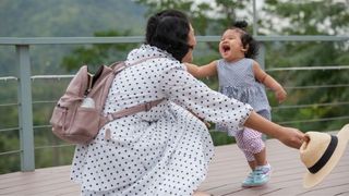 Nakakatayo At Bahagyang Nakakahakbang Nang Walang Gabay, Iba Pang 10 Month Baby Milestones