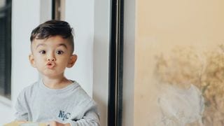Humahalik Nang Puckering Lips, Gumagamit Ng Holophrases, At Ibang 20 Month Baby Milestones