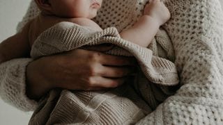 Nag-Aalok Ng Cash Para Sa Baby Pictures? Delikado 'Yan, Parents!